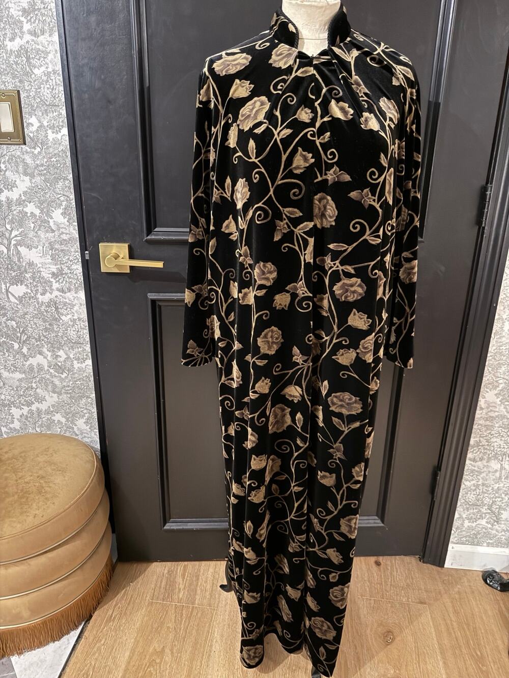 Vintage Diamond Tea Black Velvet Floral Maxi Robe Housecoat Size Small